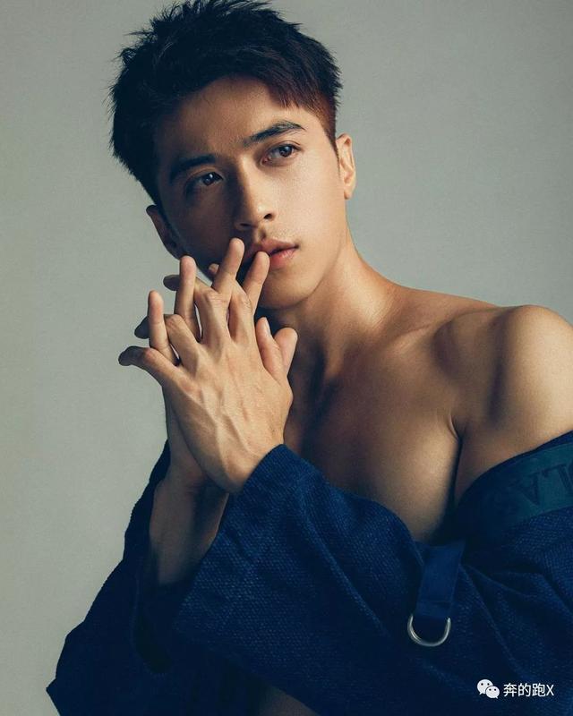 健壮版许魏洲火了,他的写真照很上头
