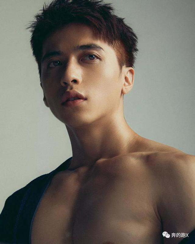 健壮版许魏洲火了,他的写真照很上头