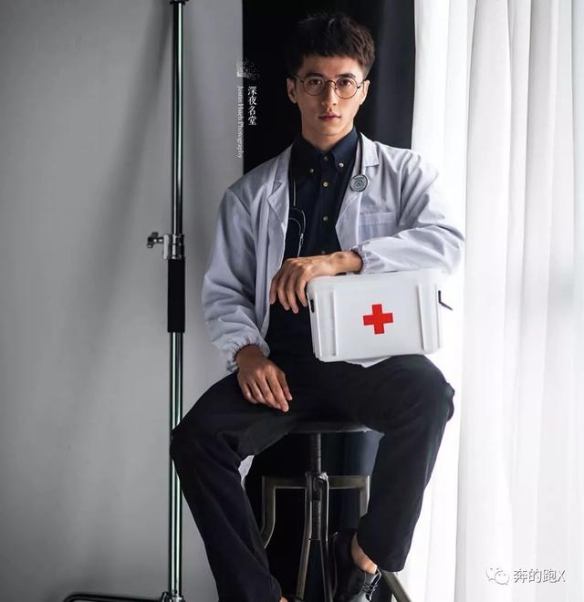 健壮版许魏洲火了,他的写真照很上头