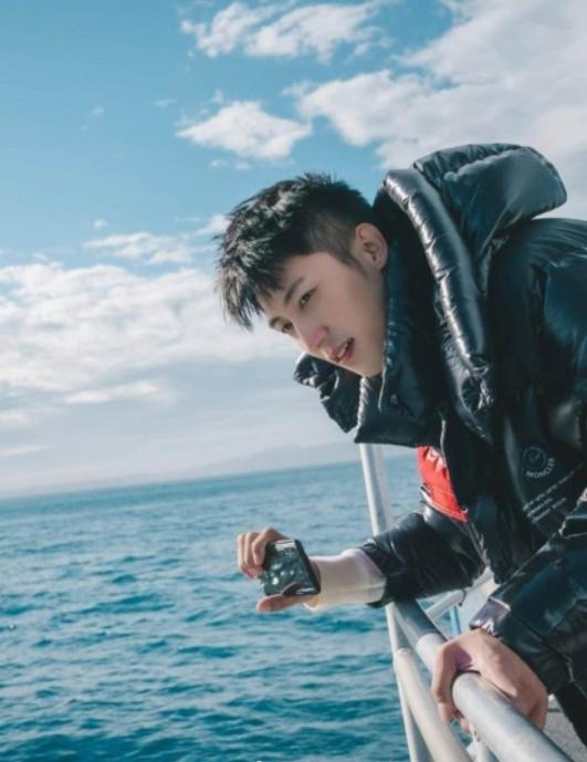 黄景瑜中秋节晒体重一百八,一身肌肉,结实匀称男人味十足