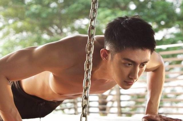 黄景瑜中秋节晒体重一百八,一身肌肉,结实匀称男人味十足