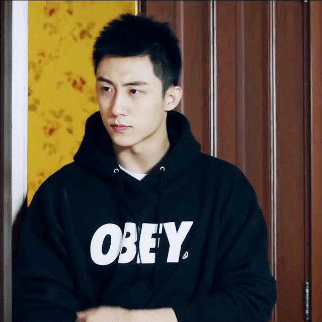 黄景瑜中秋节晒体重一百八,一身肌肉,结实匀称男人味十足