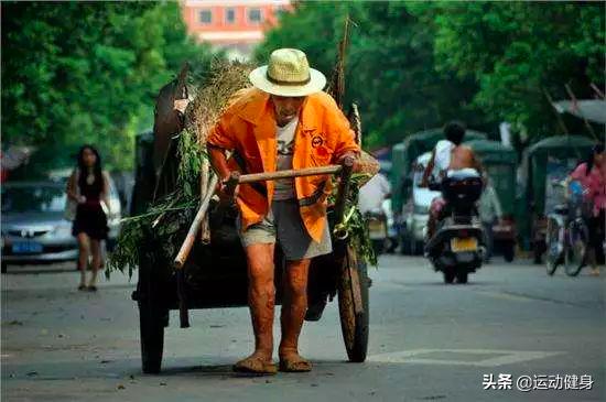 55岁的环卫工人脱下衣服,完美的身材足以让年轻人羞愧的低头
