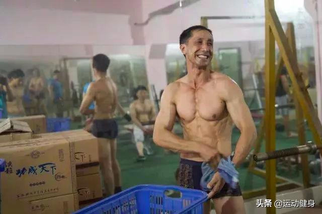 55岁的环卫工人脱下衣服,完美的身材足以让年轻人羞愧的低头