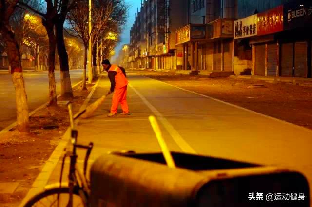 55岁的环卫工人脱下衣服,完美的身材足以让年轻人羞愧的低头