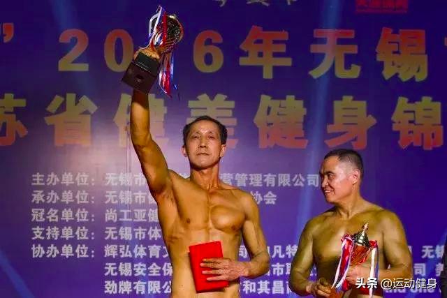 55岁的环卫工人脱下衣服,完美的身材足以让年轻人羞愧的低头