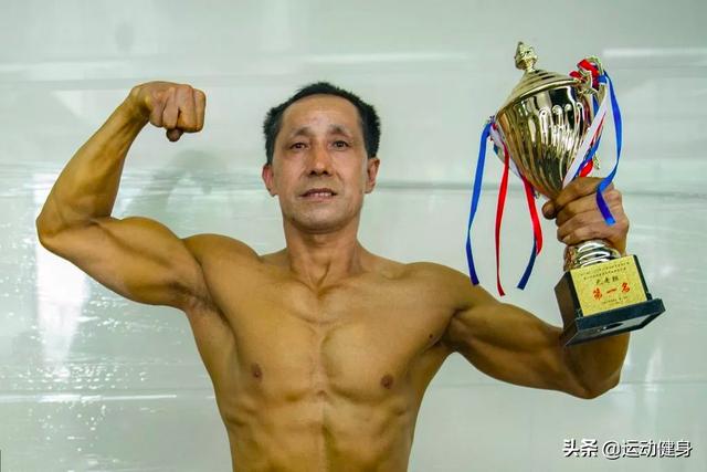 55岁的环卫工人脱下衣服,完美的身材足以让年轻人羞愧的低头