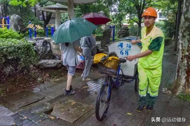 55岁的环卫工人脱下衣服,完美的身材足以让年轻人羞愧的低头