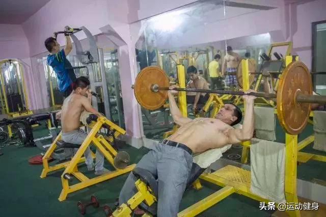 55岁的环卫工人脱下衣服,完美的身材足以让年轻人羞愧的低头