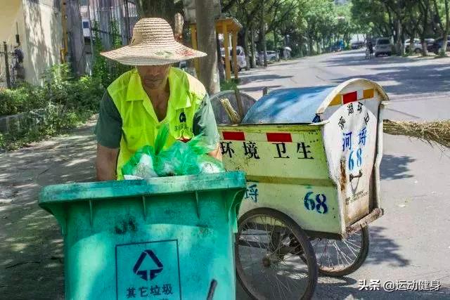 55岁的环卫工人脱下衣服,完美的身材足以让年轻人羞愧的低头