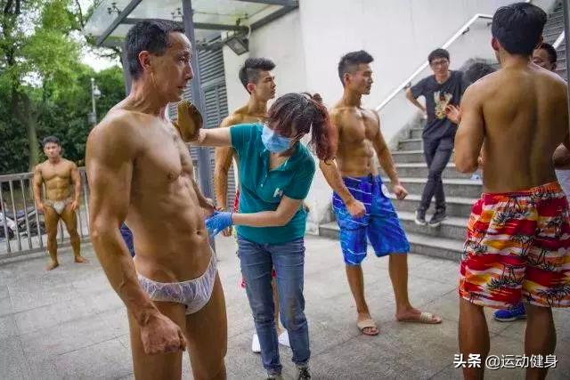 55岁的环卫工人脱下衣服,完美的身材足以让年轻人羞愧的低头