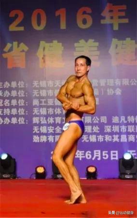 55岁的环卫工人脱下衣服,完美的身材足以让年轻人羞愧的低头