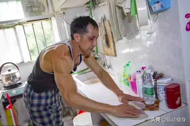 55岁的环卫工人脱下衣服,完美的身材足以让年轻人羞愧的低头