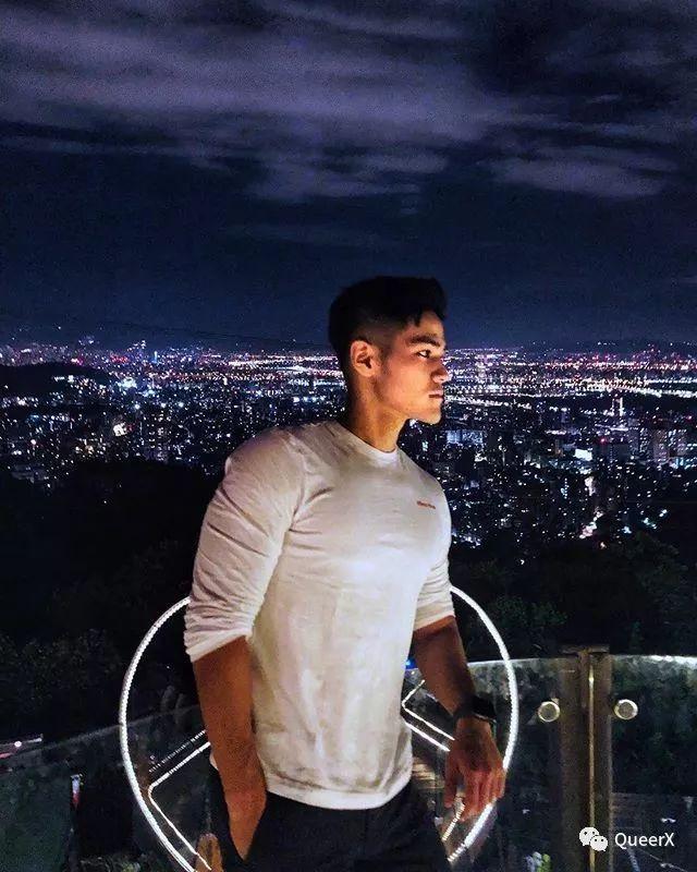 看到这位肌肉小飞侠，我突然体会到了萧亚轩的快乐