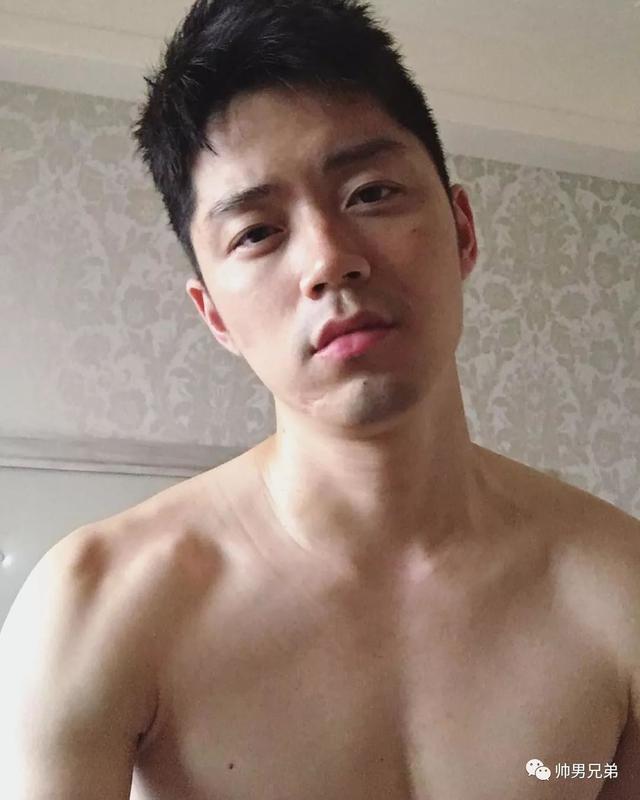 身材好到爆炸的直男帅哥,荷尔蒙在飘散