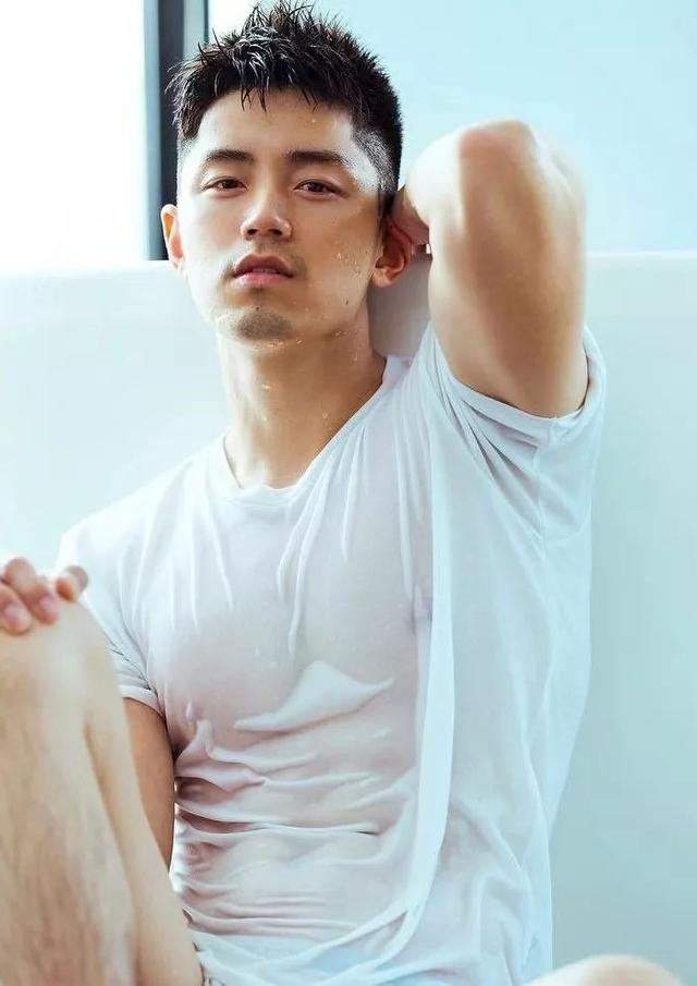 身材好到爆炸的直男帅哥,荷尔蒙在飘散