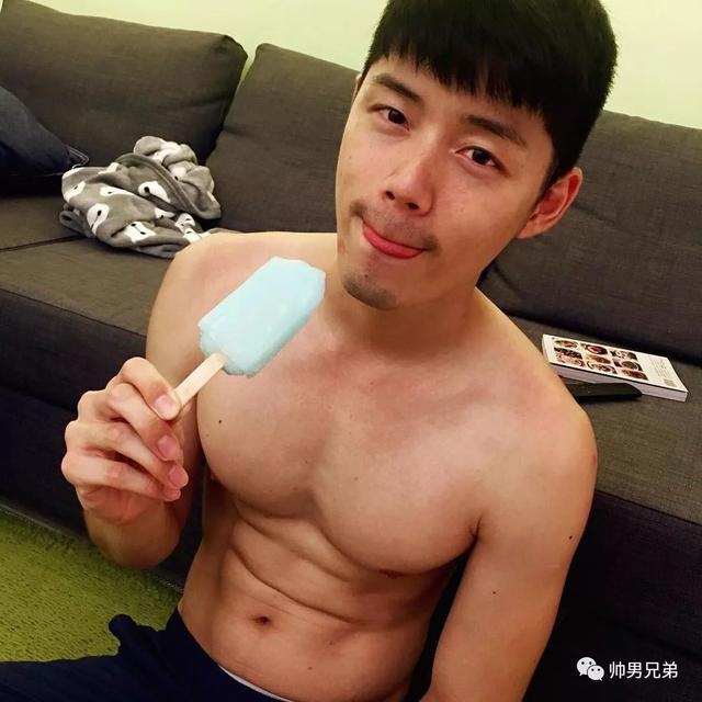 身材好到爆炸的直男帅哥,荷尔蒙在飘散