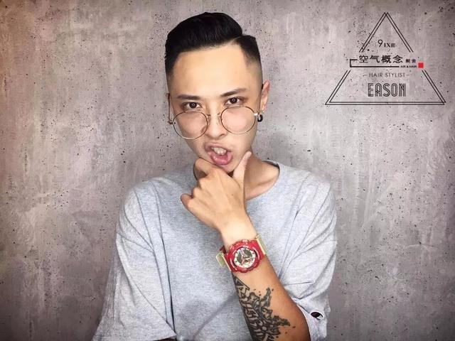 戴眼镜男生发型,2020年流行款有你想要的吗?