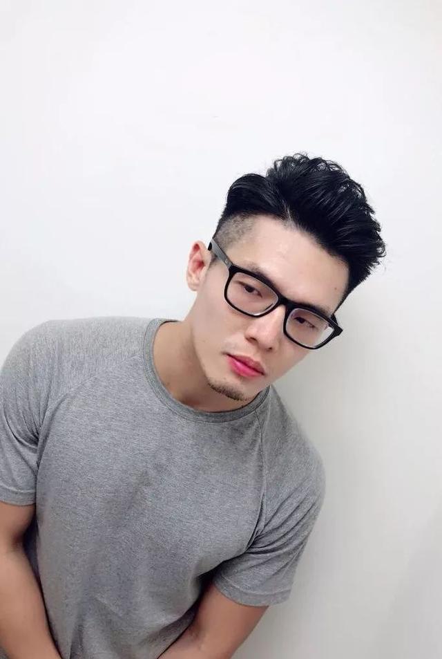 戴眼镜男生发型,2020年流行款有你想要的吗?