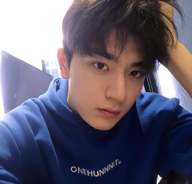 他因《小时光》迅速走红,今穿蓝色卫衣自拍,照镜子呆萌又可爱