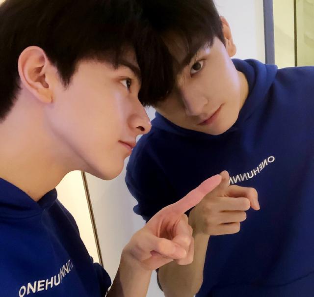 他因《小时光》迅速走红,今穿蓝色卫衣自拍,照镜子呆萌又可爱