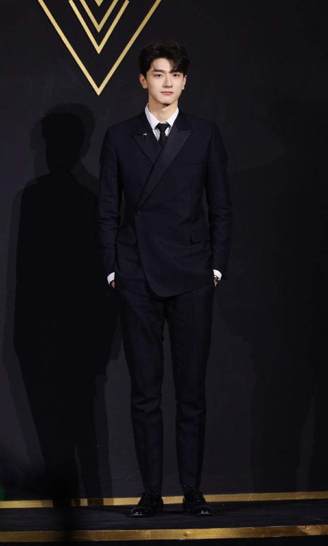 他因《小时光》迅速走红,今穿蓝色卫衣自拍,照镜子呆萌又可爱