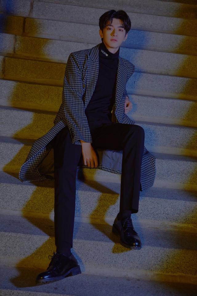 他因《小时光》迅速走红,今穿蓝色卫衣自拍,照镜子呆萌又可爱