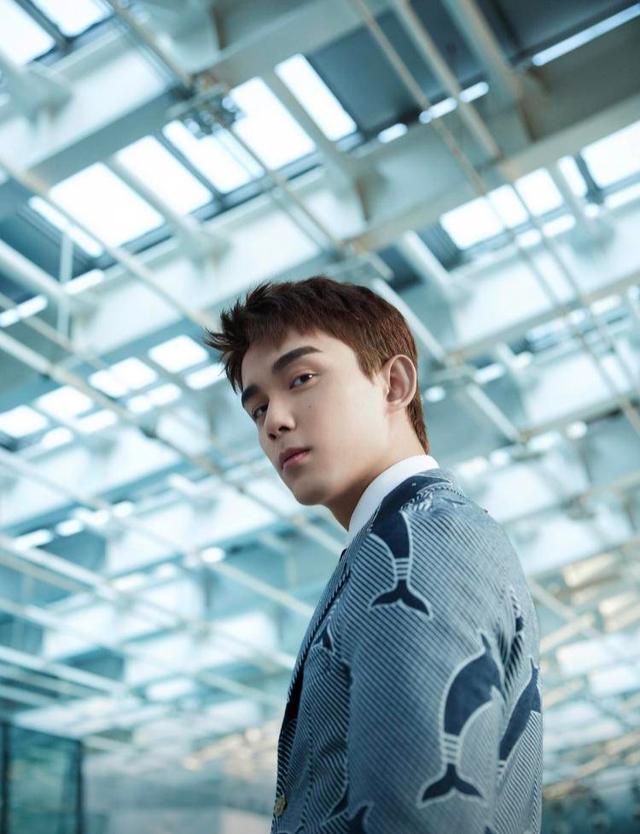 吴磊是真长大了!海豚西装打领带变身“行走的霸总”,帅得掉渣