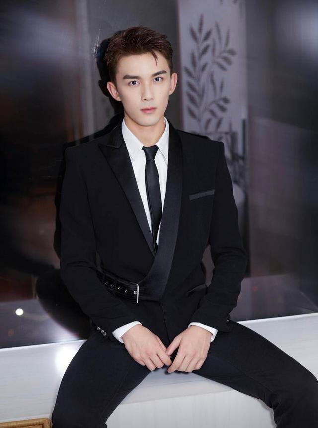 吴磊是真长大了!海豚西装打领带变身“行走的霸总”,帅得掉渣