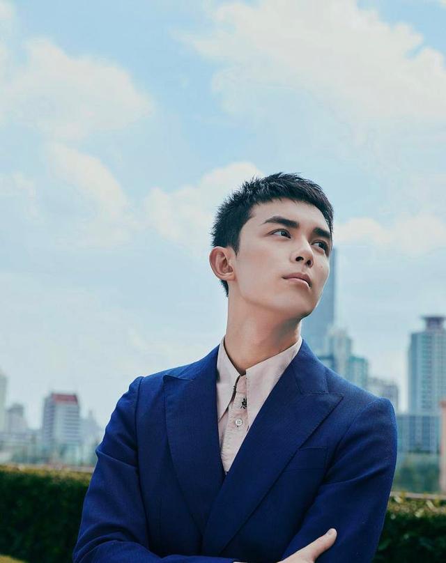 吴磊是真长大了!海豚西装打领带变身“行走的霸总”,帅得掉渣
