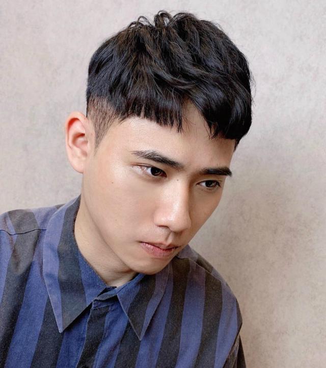 男生别急着剪“寸头”,理发师建议剪这3款新发型,帅气倍增