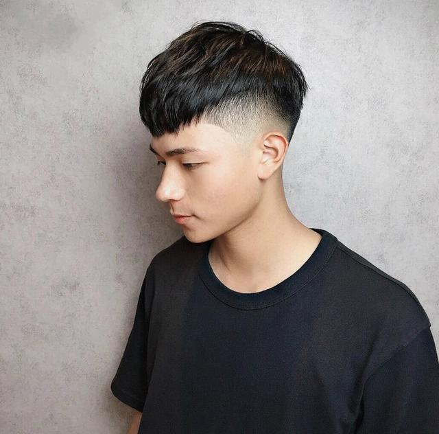 男生别急着剪“寸头”,理发师建议剪这3款新发型,帅气倍增