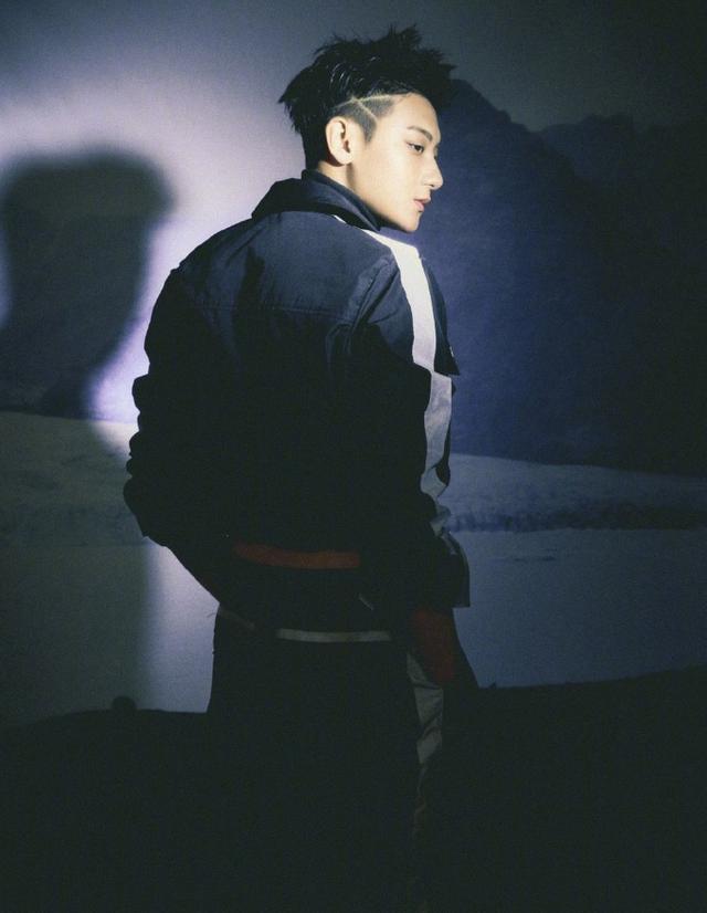 黄子韬“闪电头”发型霸气!搭配发光运动套装,造型前卫帅气抢眼