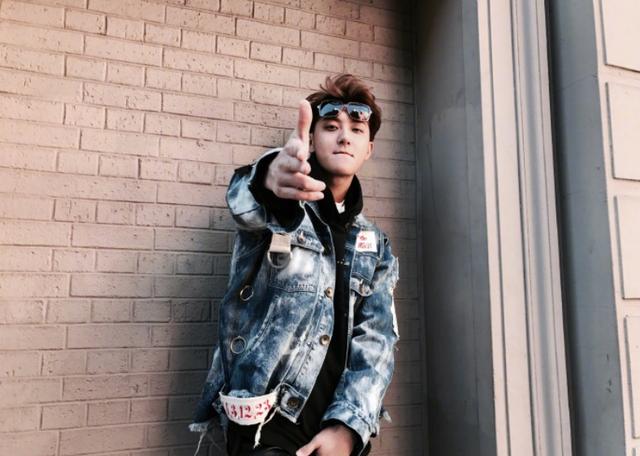 黄子韬“闪电头”发型霸气!搭配发光运动套装,造型前卫帅气抢眼