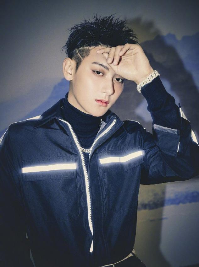 黄子韬“闪电头”发型霸气!搭配发光运动套装,造型前卫帅气抢眼