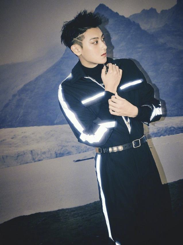 黄子韬“闪电头”发型霸气!搭配发光运动套装,造型前卫帅气抢眼