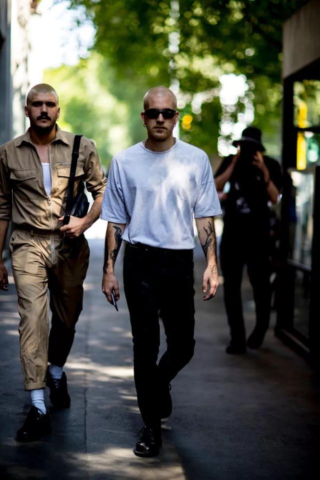 别人穿白T很时髦,自己穿起来却像睡衣,问题都出现在哪里?