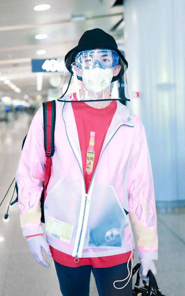 吴磊帅气复工造型,装备齐全,连防护面罩都用上了