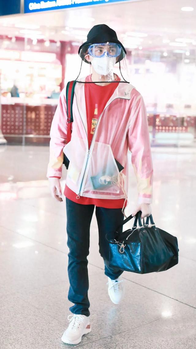 吴磊帅气复工造型,装备齐全,连防护面罩都用上了