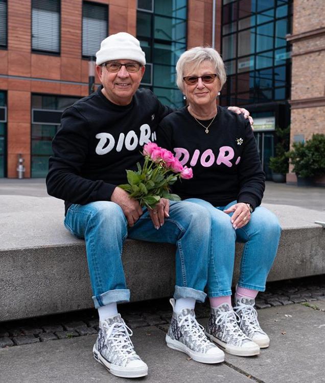 74岁还在追潮流,通过搭配分享,拥有82万粉丝