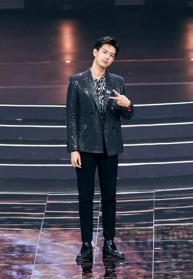 李现帅气造型,三七分发型+西装,绅士范十足