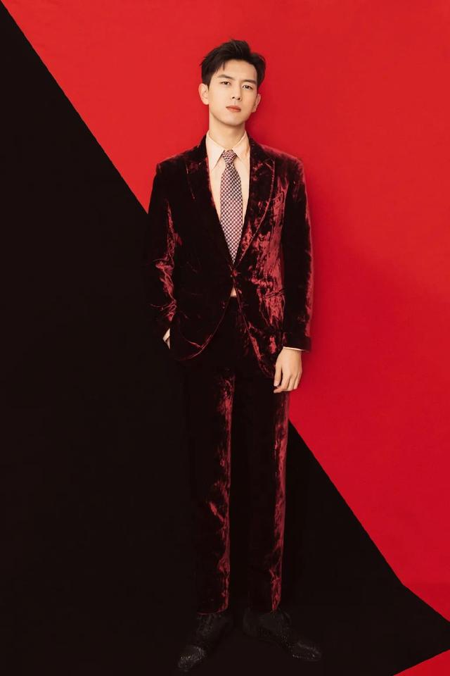 李现帅气造型,三七分发型+西装,绅士范十足