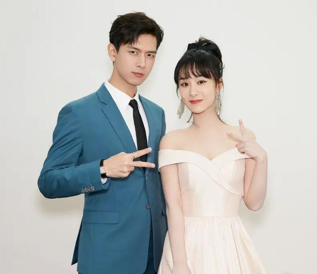 李现帅气造型,三七分发型+西装,绅士范十足