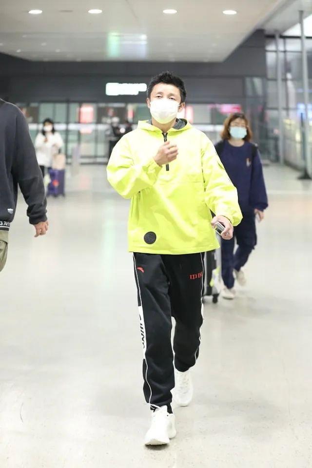 162cm邹市明也很会穿,安踏运动裤+荧光绿外套,打造潮流范