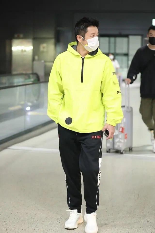 162cm邹市明也很会穿,安踏运动裤+荧光绿外套,打造潮流范