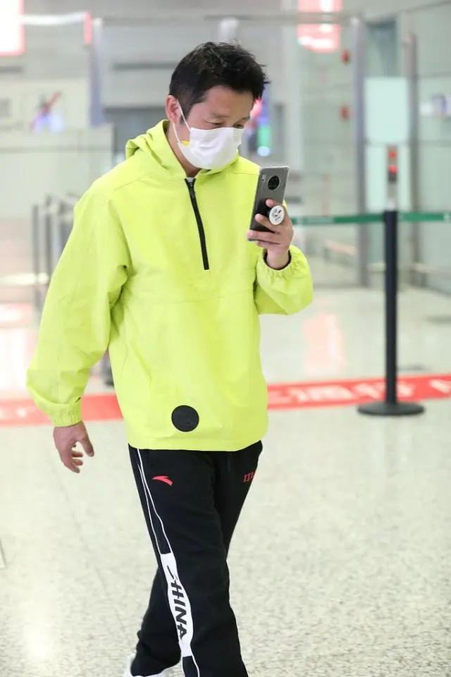 162cm邹市明也很会穿,安踏运动裤+荧光绿外套,打造潮流范
