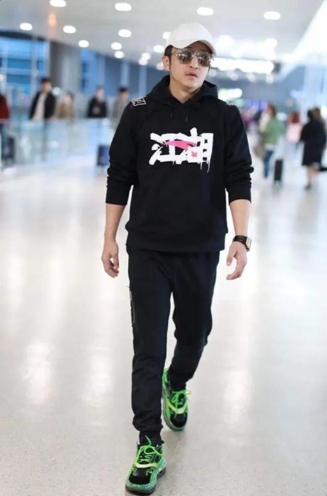162cm邹市明也很会穿,安踏运动裤+荧光绿外套,打造潮流范