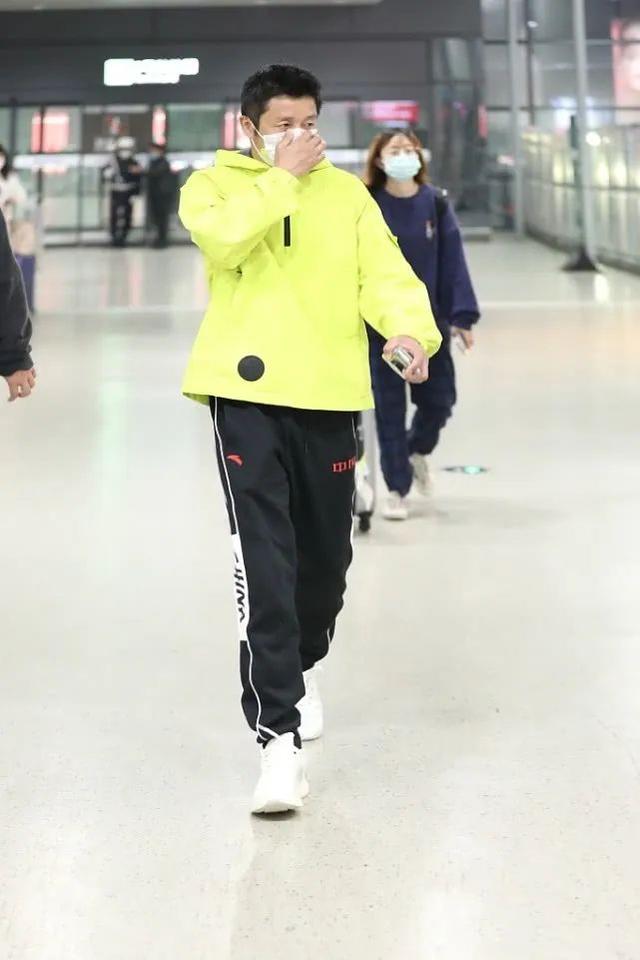 162cm邹市明也很会穿,安踏运动裤+荧光绿外套,打造潮流范