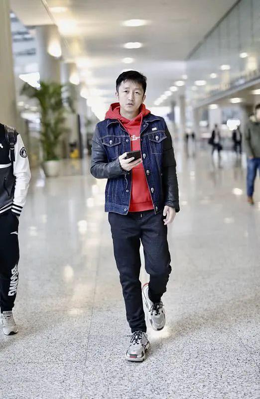 162cm邹市明也很会穿,安踏运动裤+荧光绿外套,打造潮流范