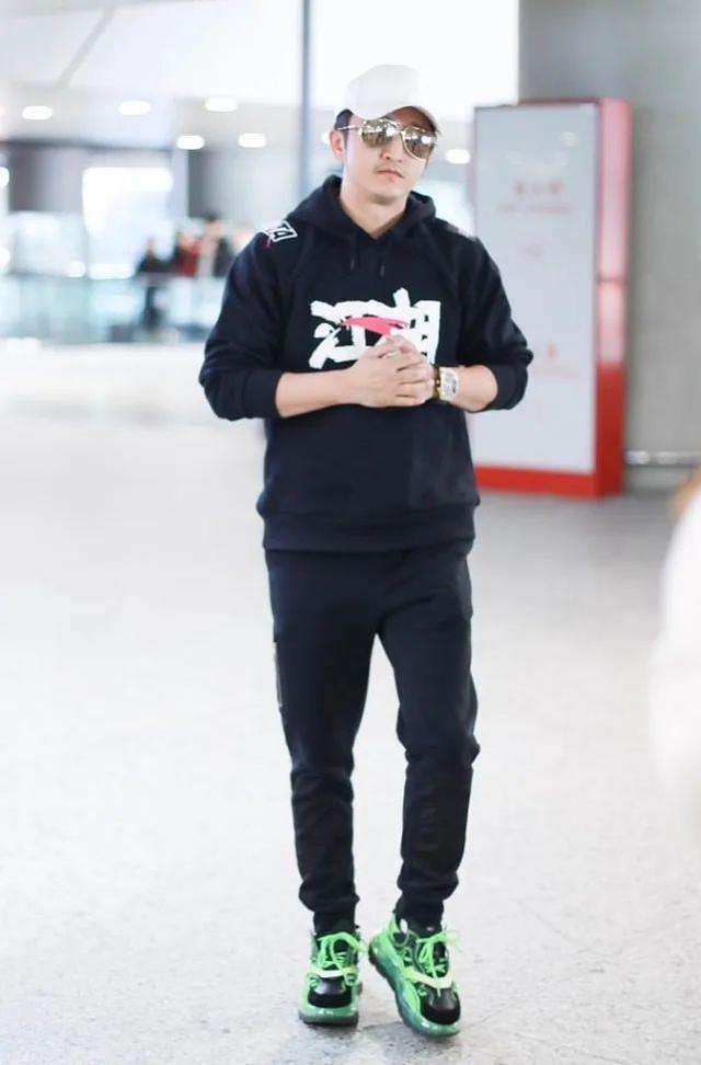 162cm邹市明也很会穿,安踏运动裤+荧光绿外套,打造潮流范
